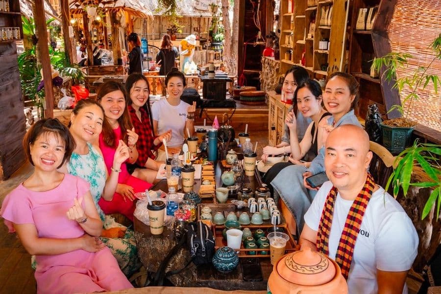 Nhóm khách quây quần thưởng trà bên bàn trà
